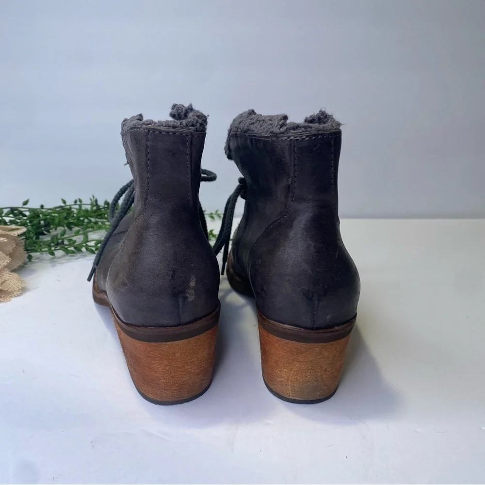 LaTigo Kat Leather Lace Up Ankle Boots in Grey Taupe Size 8M